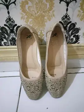 Sepatu pesta wanita