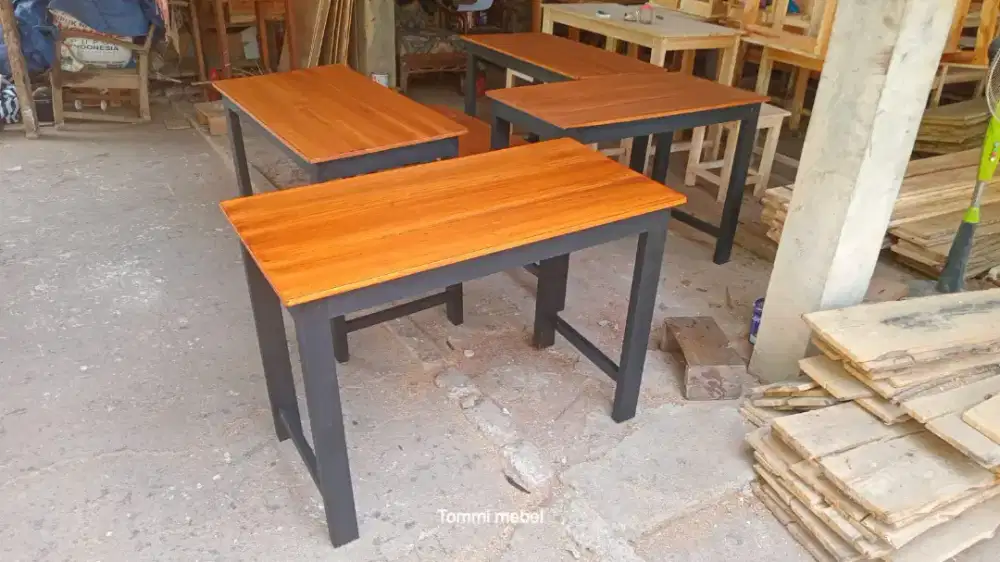 Meja kedai kekiniaan