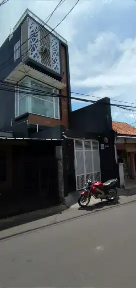 Rumah mewah 3,5 lt pinggir jalan utama