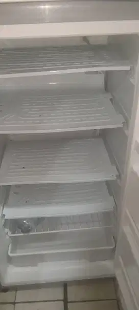Ready FREEZER AQUA AQF-S4 kondisi baik buat yang usaha jualan es batu