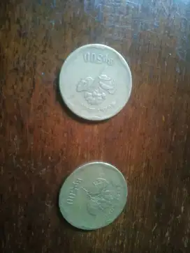 2 koin uang Rp 500 melati