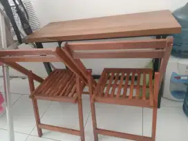 Meja dan kursi makan