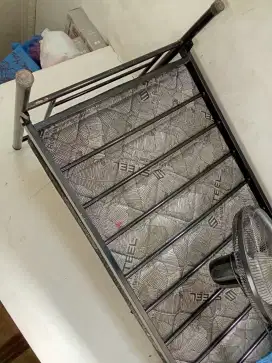 Tempat tidur satu orang masih bagus
