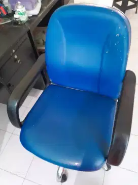 Kursi kantor kokoh