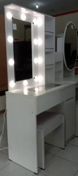 Meja Rias Dengan Cermin Lampu