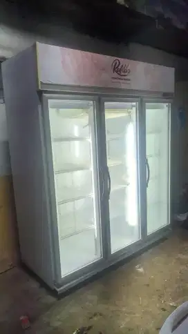 Showcase 3 pintu merek gea