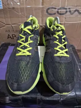 Sepatu running adidas