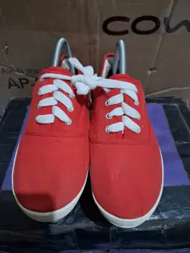 Sepatu santai slip-on