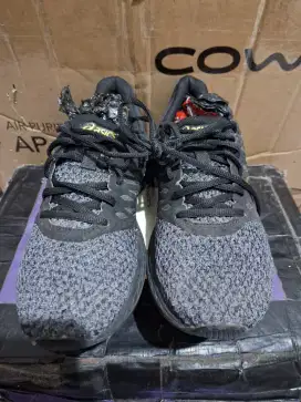 Sepatu running asics