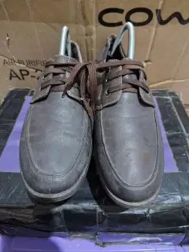 Sepatu pentofel kulit