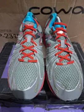 Sepatu running nb