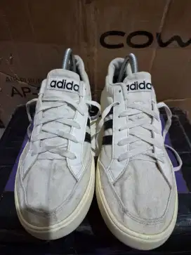 Sepatu casual adidas