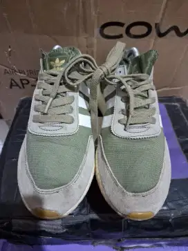 Sepatu running adidas