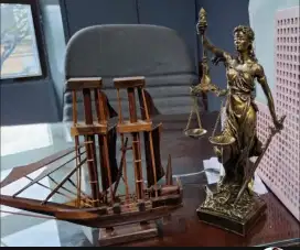 Pajangan patung Dewi keadilan justicia