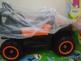 Mobil listrik anak cas