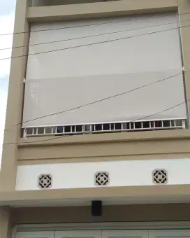 Tirai penahan hujan dan panas matahari