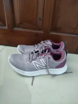 Sepatu NB Wanita Original Like New