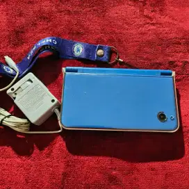 Nintendo DSI XL LIKE NEW TERAWAT SEMUA FUNGSI NORMAL ADA PULUHAN GAME