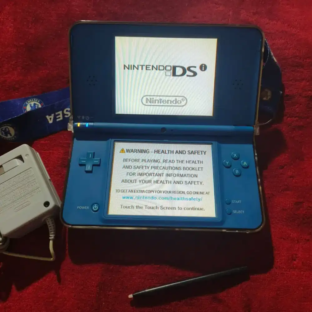 Nintendo DSI XL LIKE NEW TERAWAT SEMUA FUNGSI NORMAL ADA PULUHAN GAME
