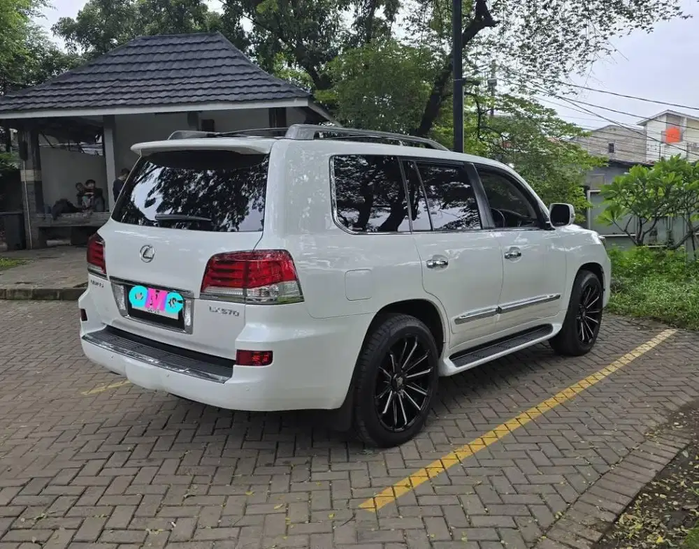 Lexus LX570 AT 2012/2013 Super Mulus Like New Istimewa Siap Liburan