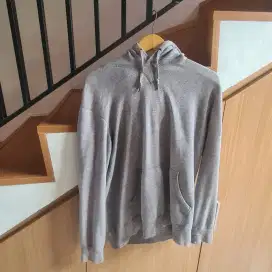 Hoodie merk Uniqlo warna abu-abu kondisi 95% no minus karet kencang