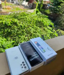 Samsung galaxy A52 8/128 Kondisi seperti baru
