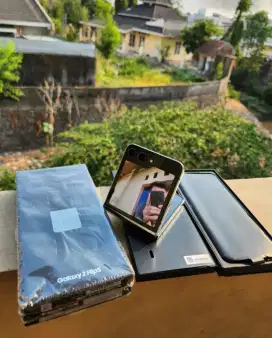 Samsung Galaxy Z Flip 5 8/256 GB SEIN Kondisi Seperti Baru