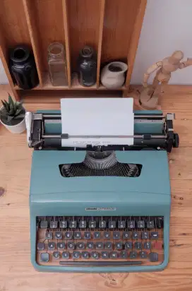 Mesin Ketik Olivetti Lettera 32