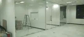 Partisi kaca dan gipsum