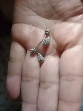Aksesoris anting siap pakai.