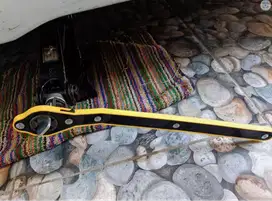 kunci dongkrak mobil