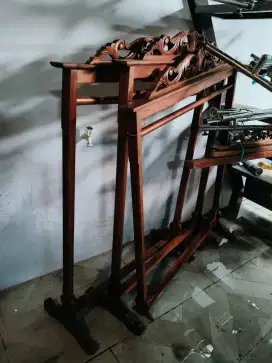 Gawangan kayu untuk toko baju