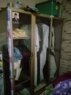Lemari kaca hias modern pajangan