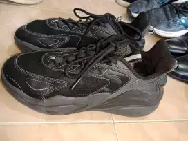 Sepatu sport anta