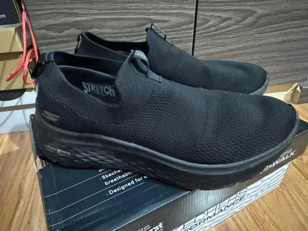 Sepatu Skechers pria size 42-43 ringan dibuat jalan