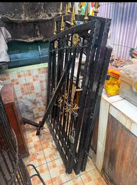 Pagar garasi model tombak