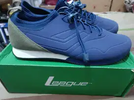 jual sepatu cowok laki League size uk 45 baru gress new