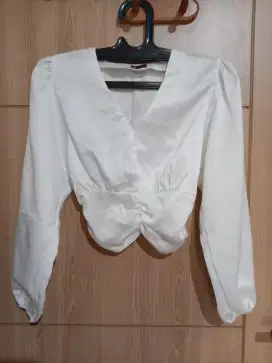 Kemeja Croptop Silk Putih Lengan Panjang