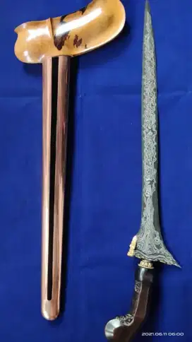 Di maharkan pusaka Dhapur Buto Makoro Kinatah Mas 
Pamor Untu Walang