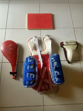 Dijual body protector taekwondo 1set,mulus.untuk anak kls (2-4 SD)
