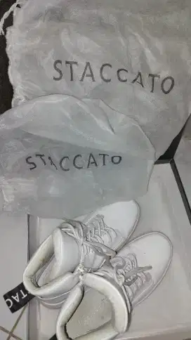 SEPATU PUTIH STACCATO