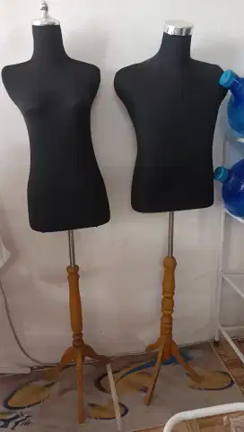 Manikin kaki kayu