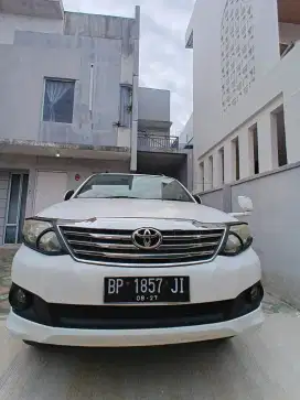 Toyota fortuner 2.7 V automatic 4X4 thn 2012 warna putih
