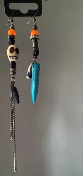 Anting panjang tengkorak