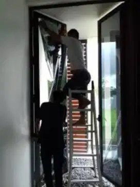 pemasangan stiker kaca