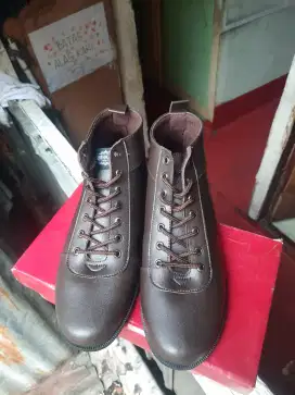 Sepatu bootukuran 41