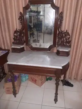 Meja Rias Antik Berusia Lebih dari 1 Abad