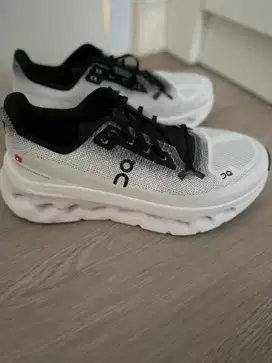 Sepatu on cloudTilt Black Invory Ori