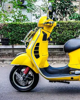 JUAL BU Vespa GTS 300 Low KM