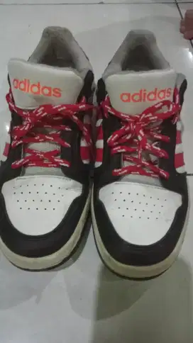 Sepatu sport adidas